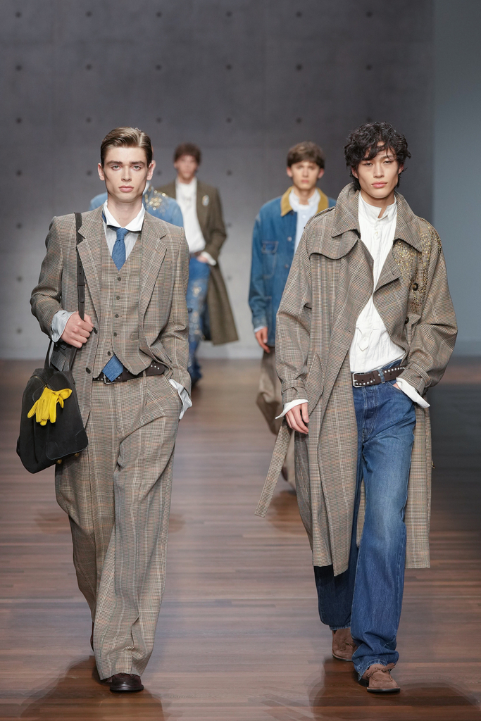 modelli uomo che sfilano alla mfw